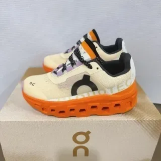 On Cloudmonster Off-White et Black sneakers lifestyle 14