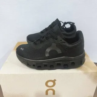On Cloudmonster Off-White et Black sneakers lifestyle 15