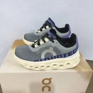 On Cloudmonster Off-White et Black sneakers lifestyle 16