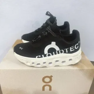 On Cloudmonster Off-White et Black sneakers lifestyle 17