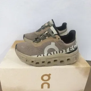 On Cloudmonster Off-White et Black sneakers lifestyle 18
