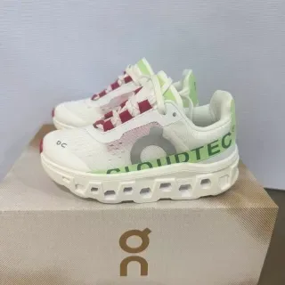 On Cloudmonster Off-White et Black sneakers lifestyle 19