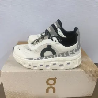 On Cloudmonster Off-White et Black sneakers lifestyle 20
