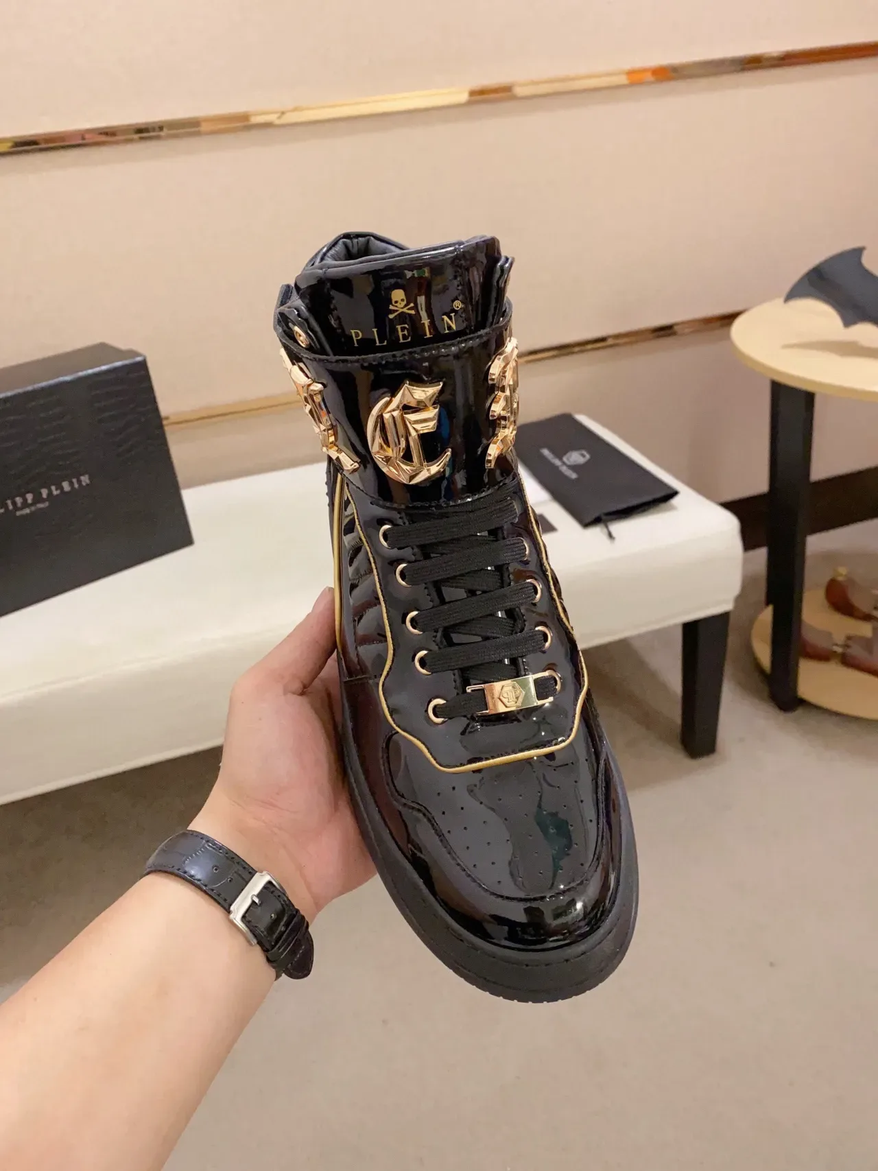 Philipp Plein Rockstar Black Gold Zapatillas lifestyle de cuero patentado alto con brillo negro y oro 2