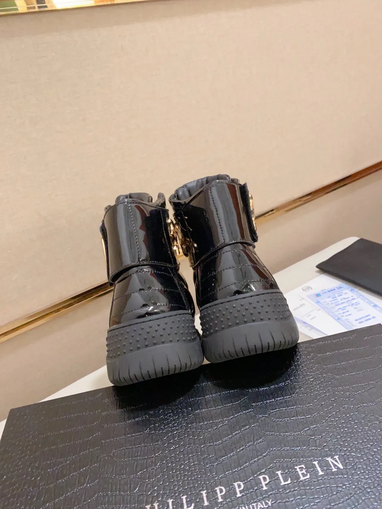 Philipp Plein Rockstar Black Gold Zapatillas lifestyle de cuero patentado alto con brillo negro y oro 4