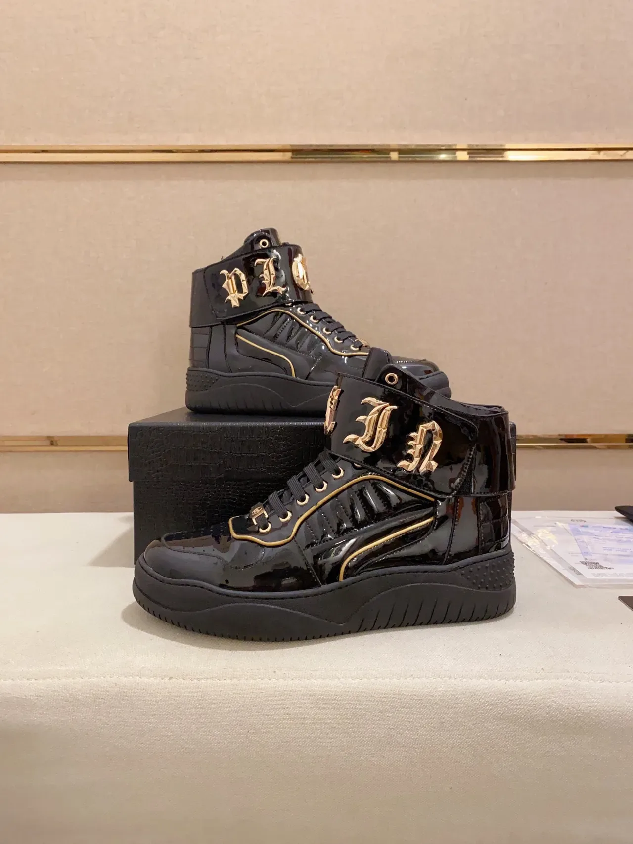 Philipp Plein Rockstar Black Gold Zapatillas lifestyle de cuero patentado alto con brillo negro y oro 5