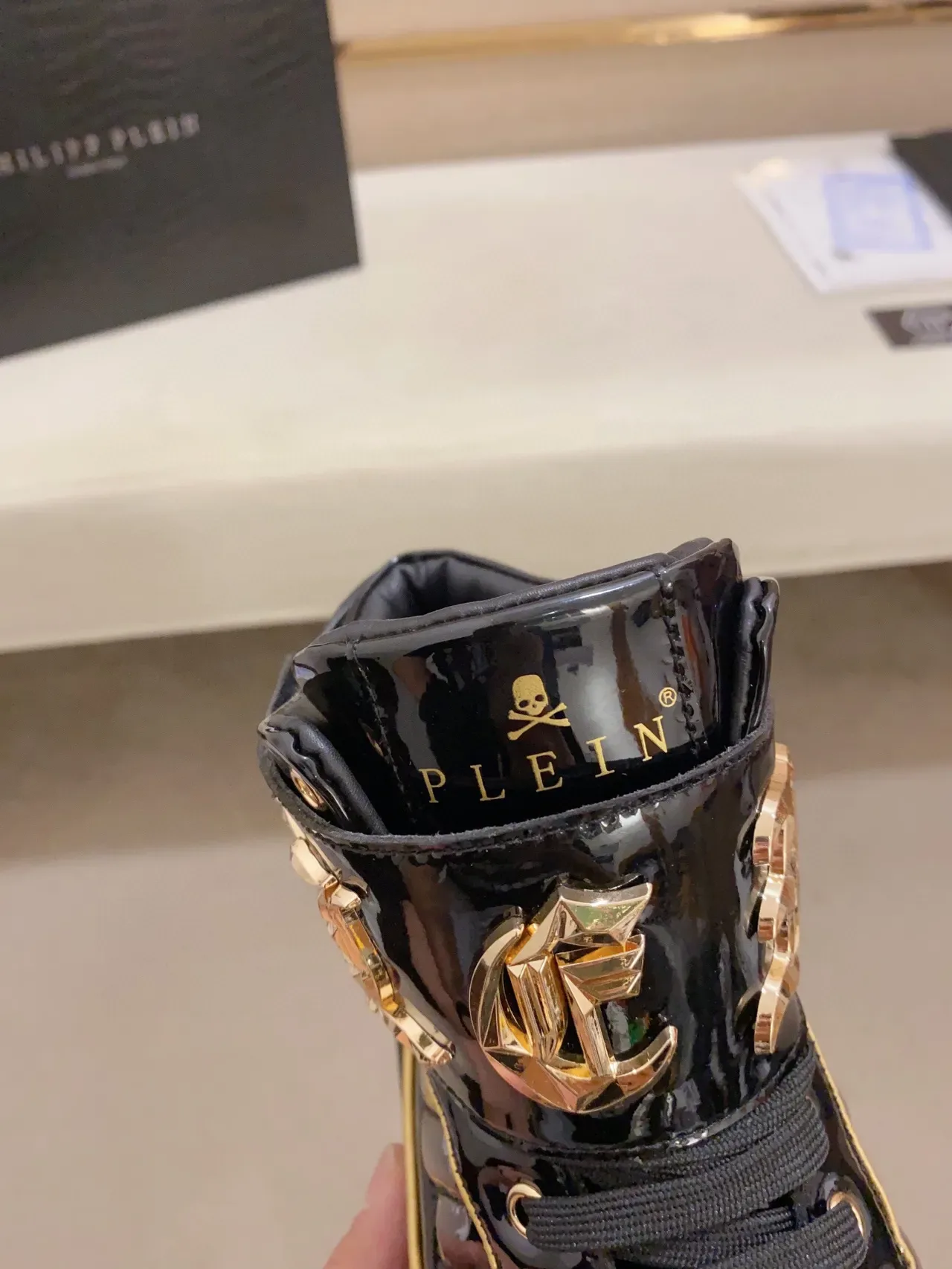 Philipp Plein Rockstar Black Gold Zapatillas lifestyle de cuero patentado alto con brillo negro y oro 6