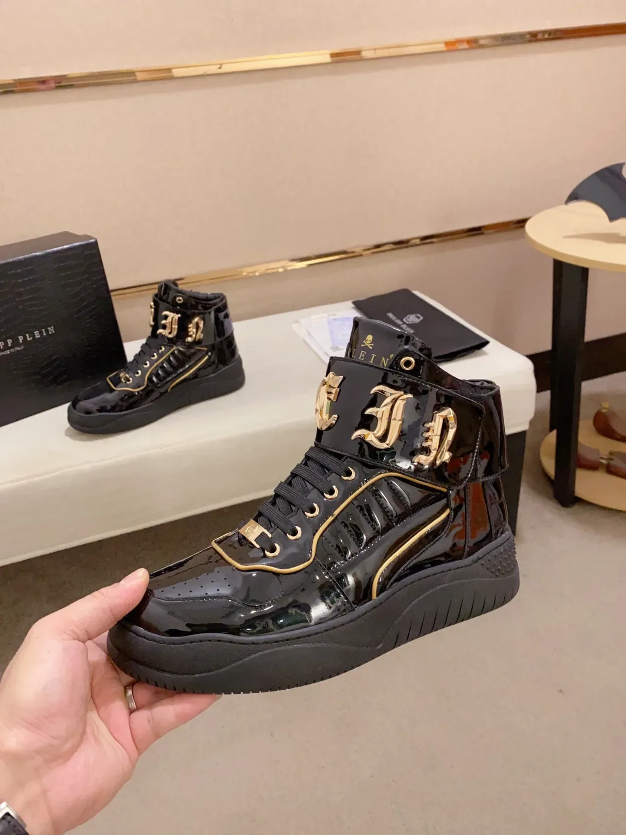 Philipp Plein Rockstar Black Gold Zapatillas lifestyle de cuero patentado alto con brillo negro y oro 7
