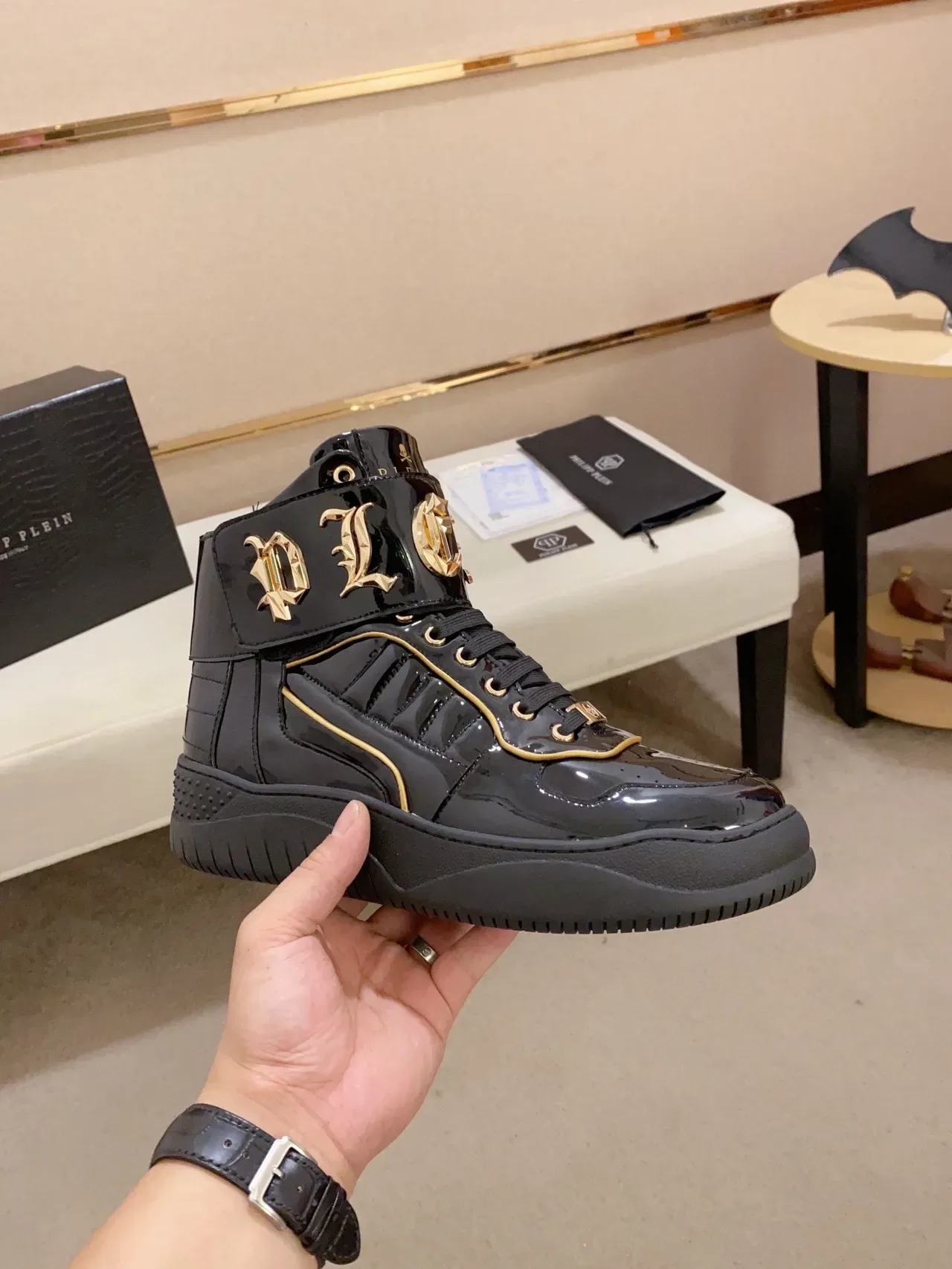 Philipp Plein Rockstar Black Gold Zapatillas lifestyle de cuero patentado alto con brillo negro y oro 8