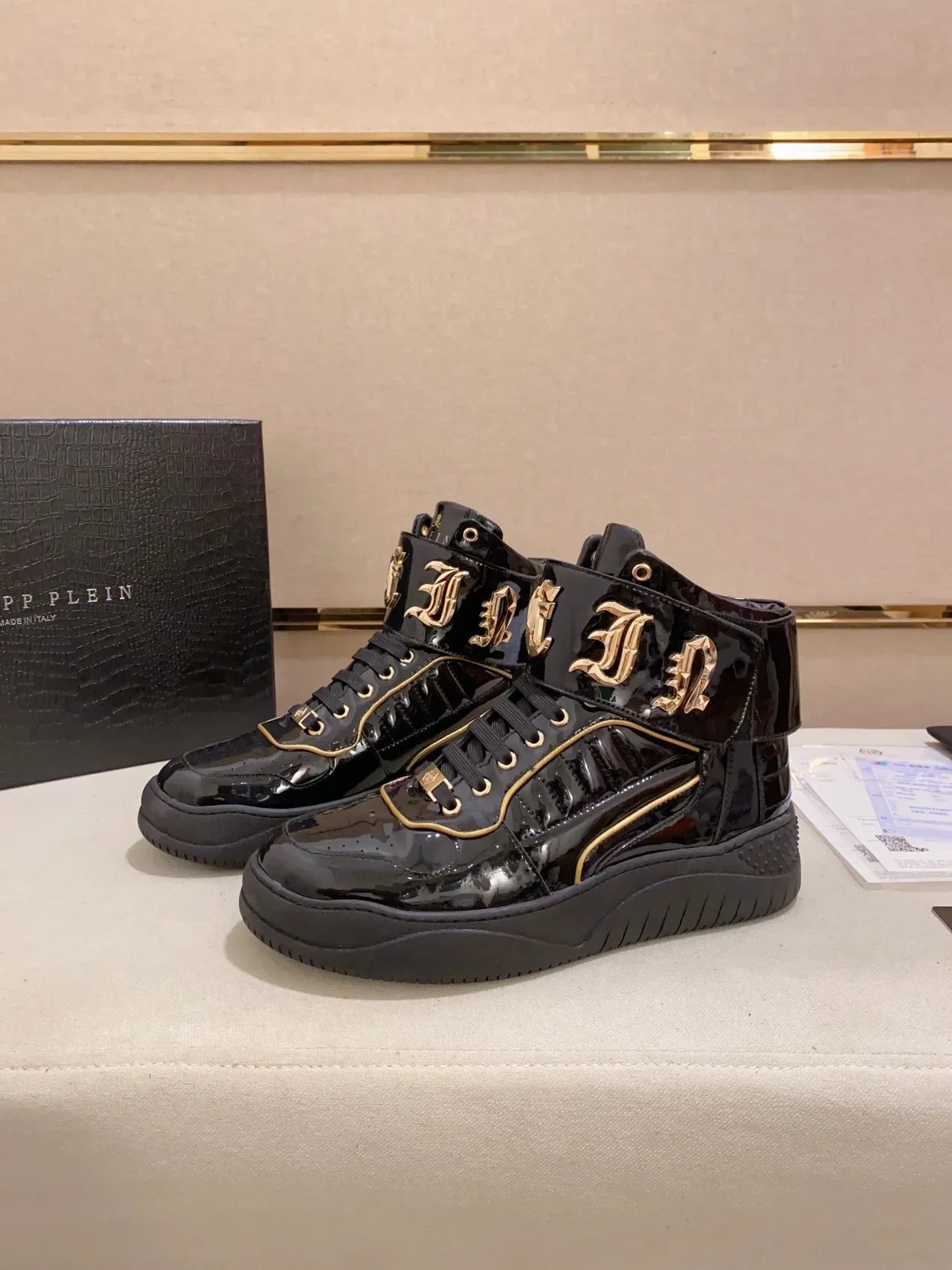 Philipp Plein Rockstar Black Gold Zapatillas lifestyle de cuero patentado alto con brillo negro y oro 9