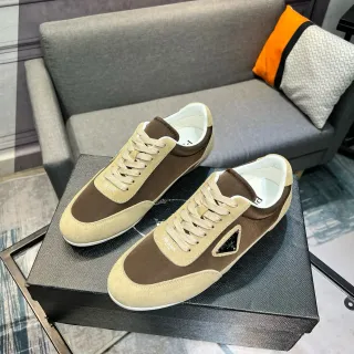 Prada بيج بني ثنائي الألوان جلد مدبوغ مثلثي معدني شعار أسلوب حياة أحذية رياضية
