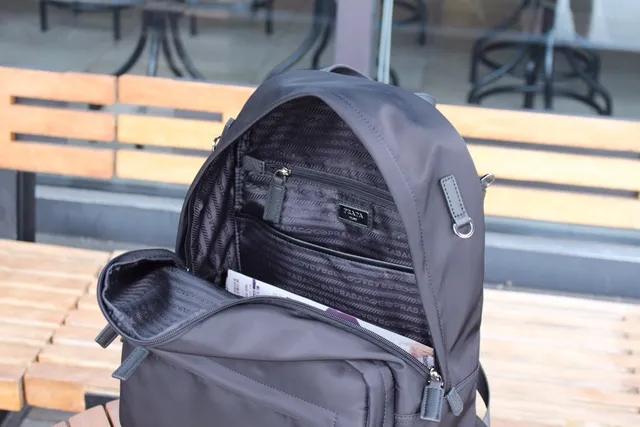 Prada Sac à dos casual en nylon noir mat de silhouette structurée 4
