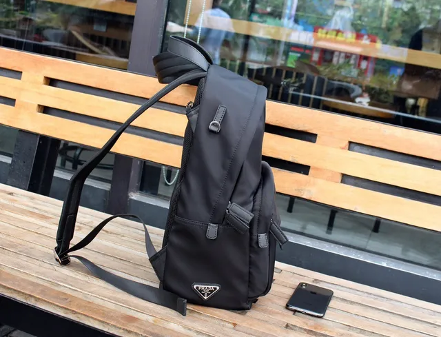 Prada Sac à dos casual en nylon noir mat de silhouette structurée 6
