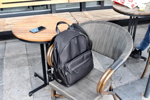 Prada Sac à dos casual en nylon noir mat de silhouette structurée 7