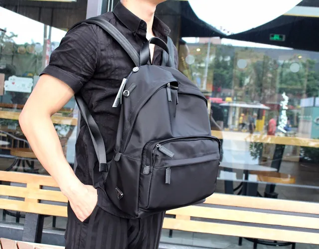 Prada Sac à dos casual en nylon noir mat de silhouette structurée 8