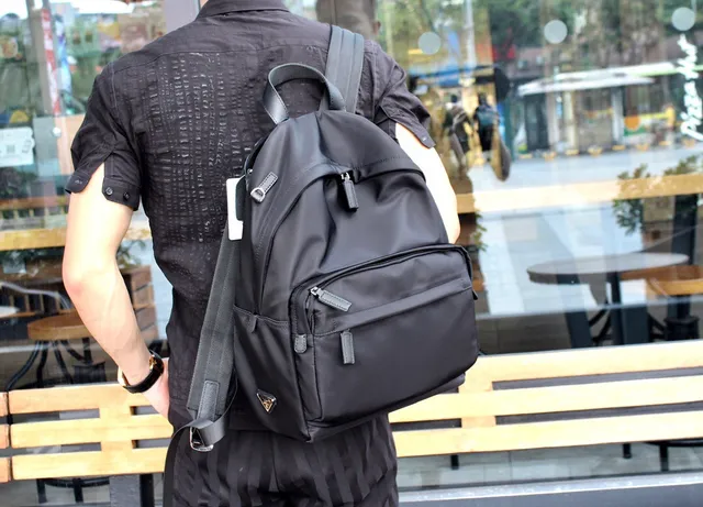 Prada Sac à dos casual en nylon noir mat de silhouette structurée 9