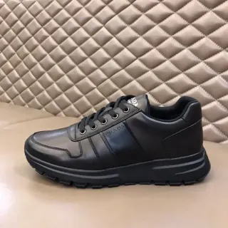 Prada Sneakers Lifestyle Noir Panneau Cuir Partie Supérieure Rayures Logo Embossé