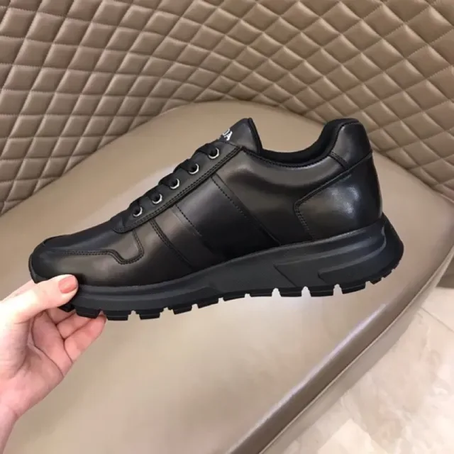 Prada Zapatillas Lifestyle Negro Paneles de Cuero Parte Superior Rayas de Logo Embossado 3