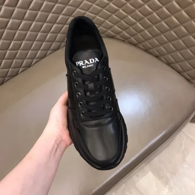 Prada Zapatillas Lifestyle Negro Paneles de Cuero Parte Superior Rayas de Logo Embossado 4