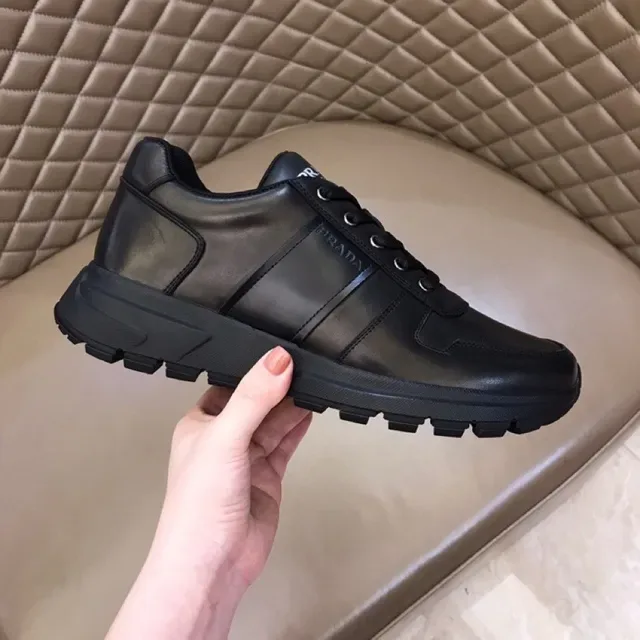 Prada Zapatillas Lifestyle Negro Paneles de Cuero Parte Superior Rayas de Logo Embossado 5