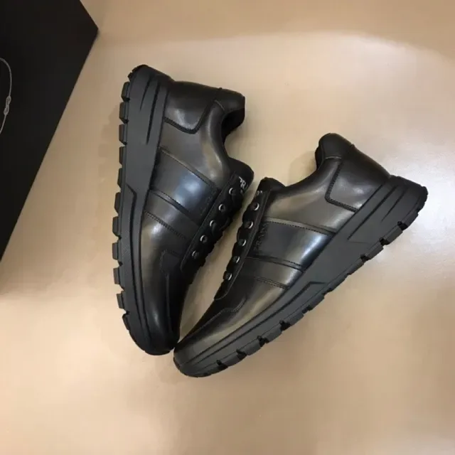 Prada Zapatillas Lifestyle Negro Paneles de Cuero Parte Superior Rayas de Logo Embossado 7