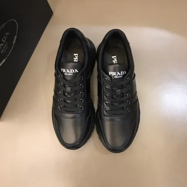 Prada Zapatillas Lifestyle Negro Paneles de Cuero Parte Superior Rayas de Logo Embossado 8