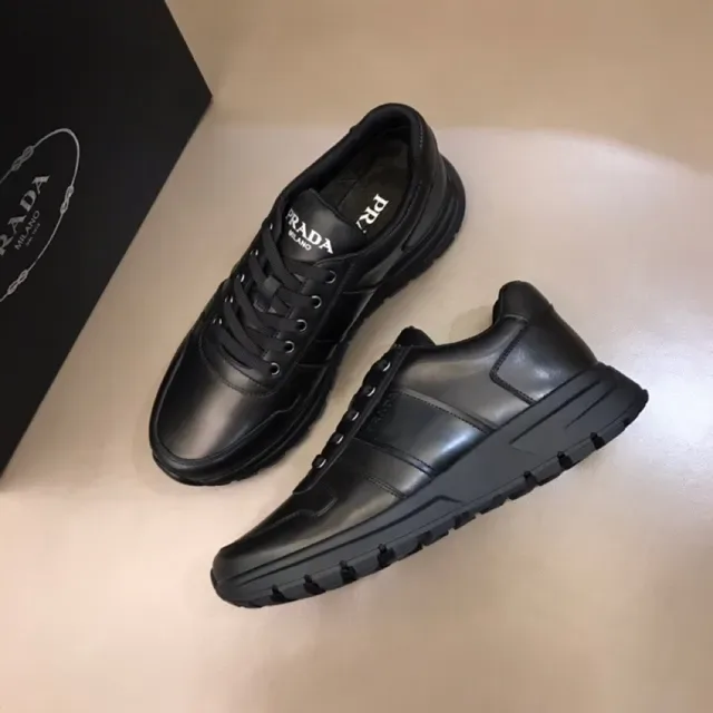 Prada Zapatillas Lifestyle Negro Paneles de Cuero Parte Superior Rayas de Logo Embossado 9