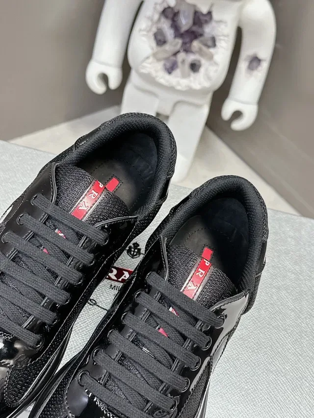 Prada Sneakers Lifestyle Noires en Cuir Patenté et Maille Low-Top 6