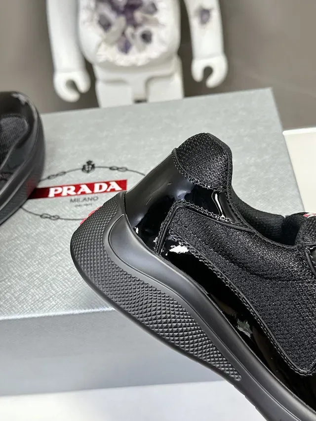 Prada Sneakers Lifestyle Noires en Cuir Patenté et Maille Low-Top 8