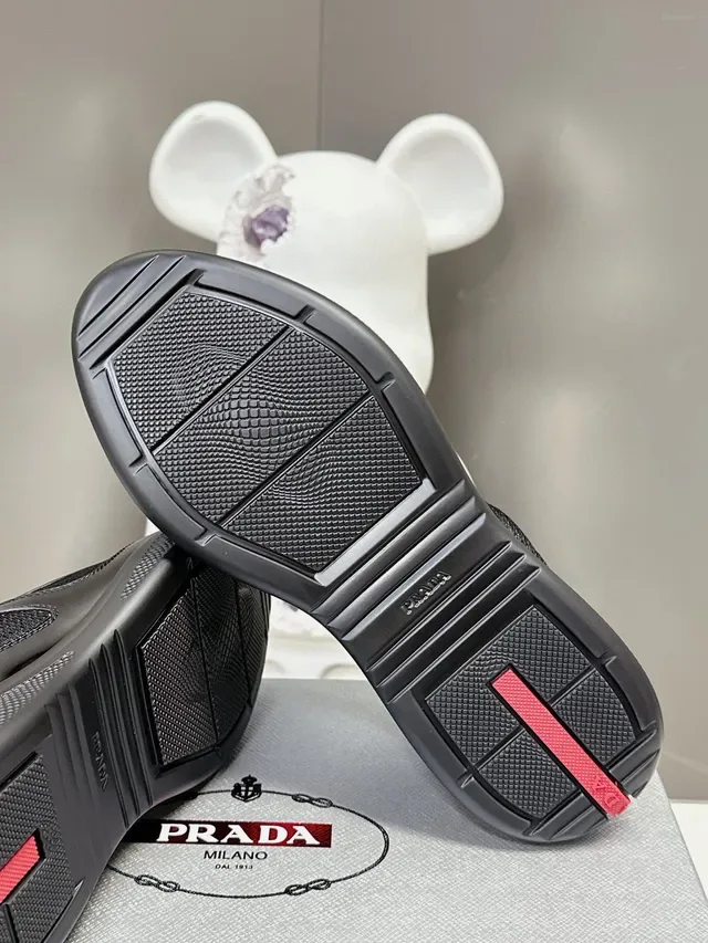 Prada Sneakers Lifestyle Noires en Cuir Patenté et Maille Low-Top 9