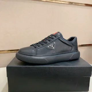 Prada حذاء أسلوب حياة أسود أحمر جلد علوي لوحة شعار معدنية ثلاثية الأضلاع
