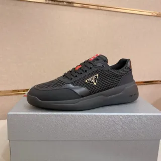 Prada Sneakers Lifestyle Noir et Rouge Maille et Synthétique Logo Métal Triangulaire