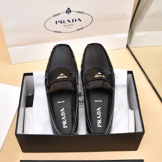 Prada Negro Plata Brillante Charol Punta Trenzada Borde Lateral Loafer