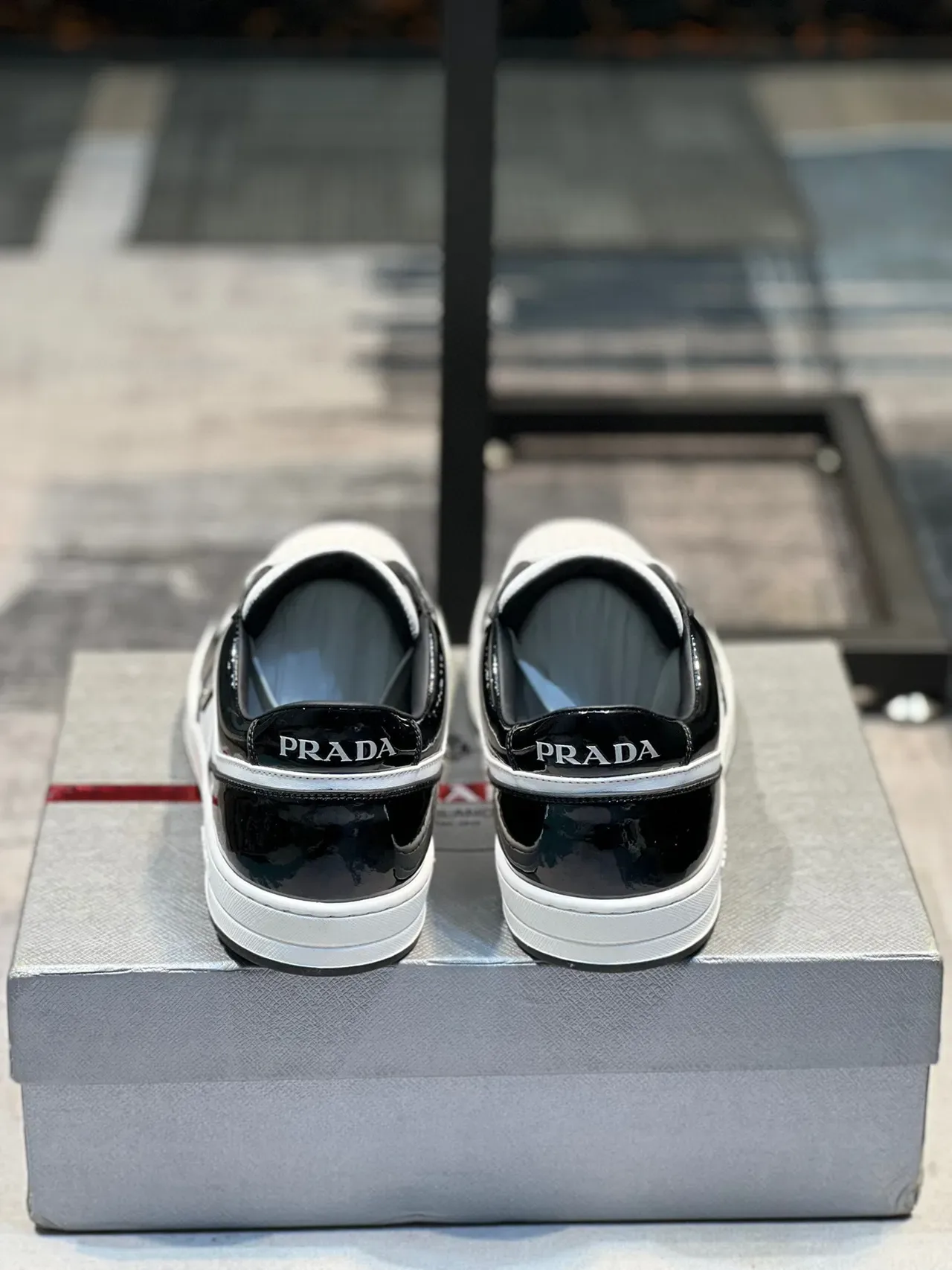 Prada أسود أبيض لامع باترنت مطفي مثقوب جلد حذاء رياضي نمط حياة 3