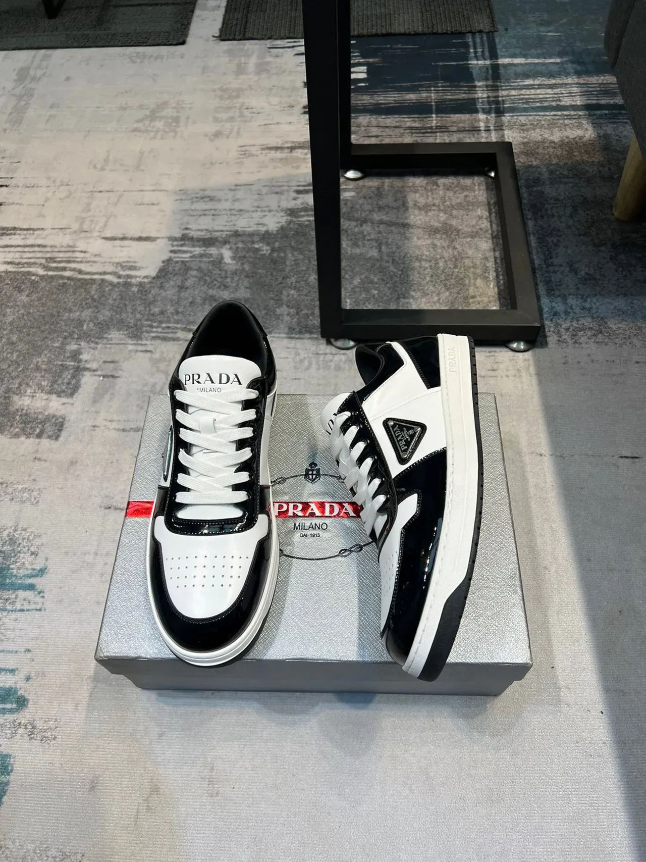 Prada أسود أبيض لامع باترنت مطفي مثقوب جلد حذاء رياضي نمط حياة 5