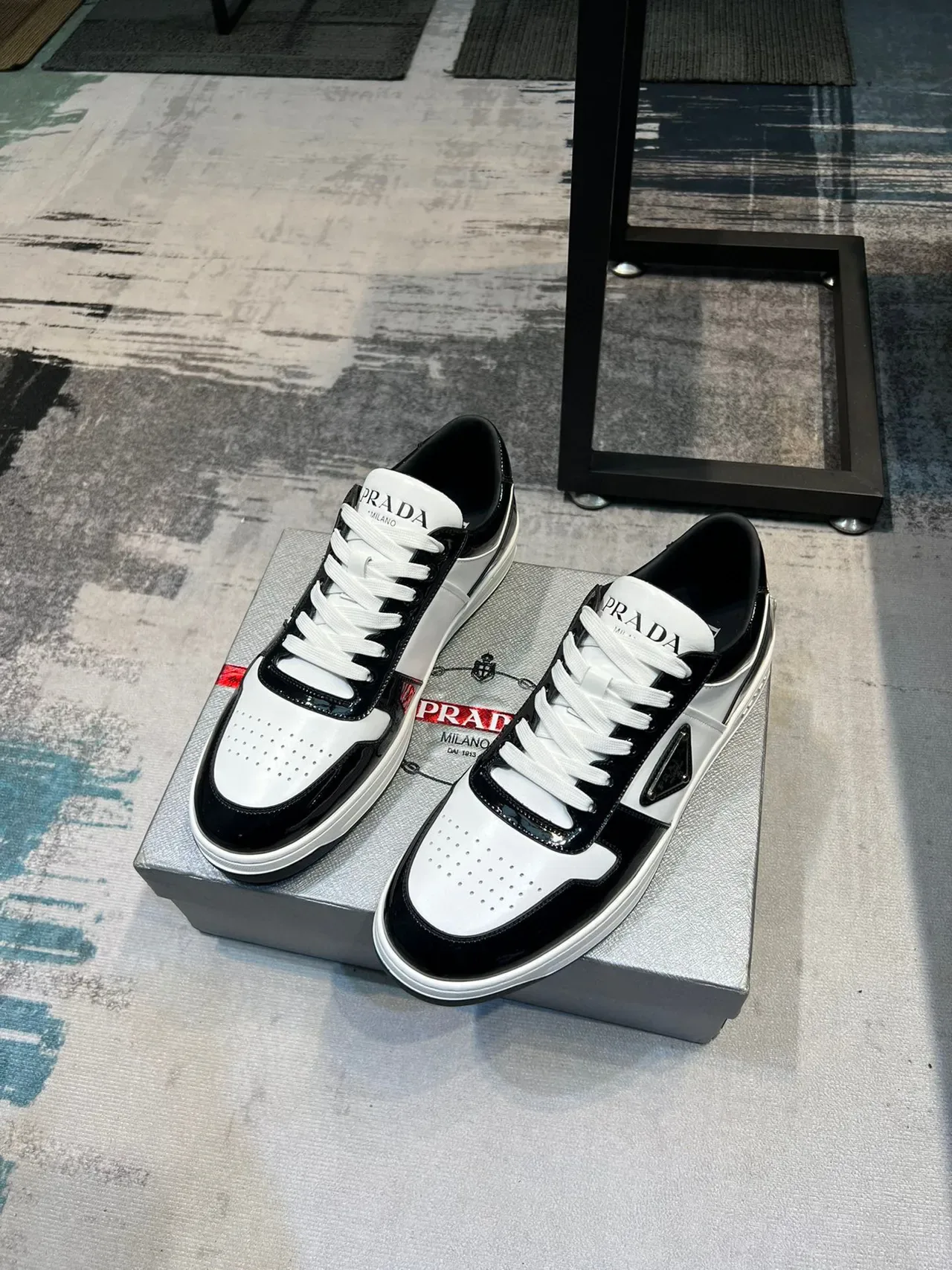 Prada أسود أبيض لامع باترنت مطفي مثقوب جلد حذاء رياضي نمط حياة 6