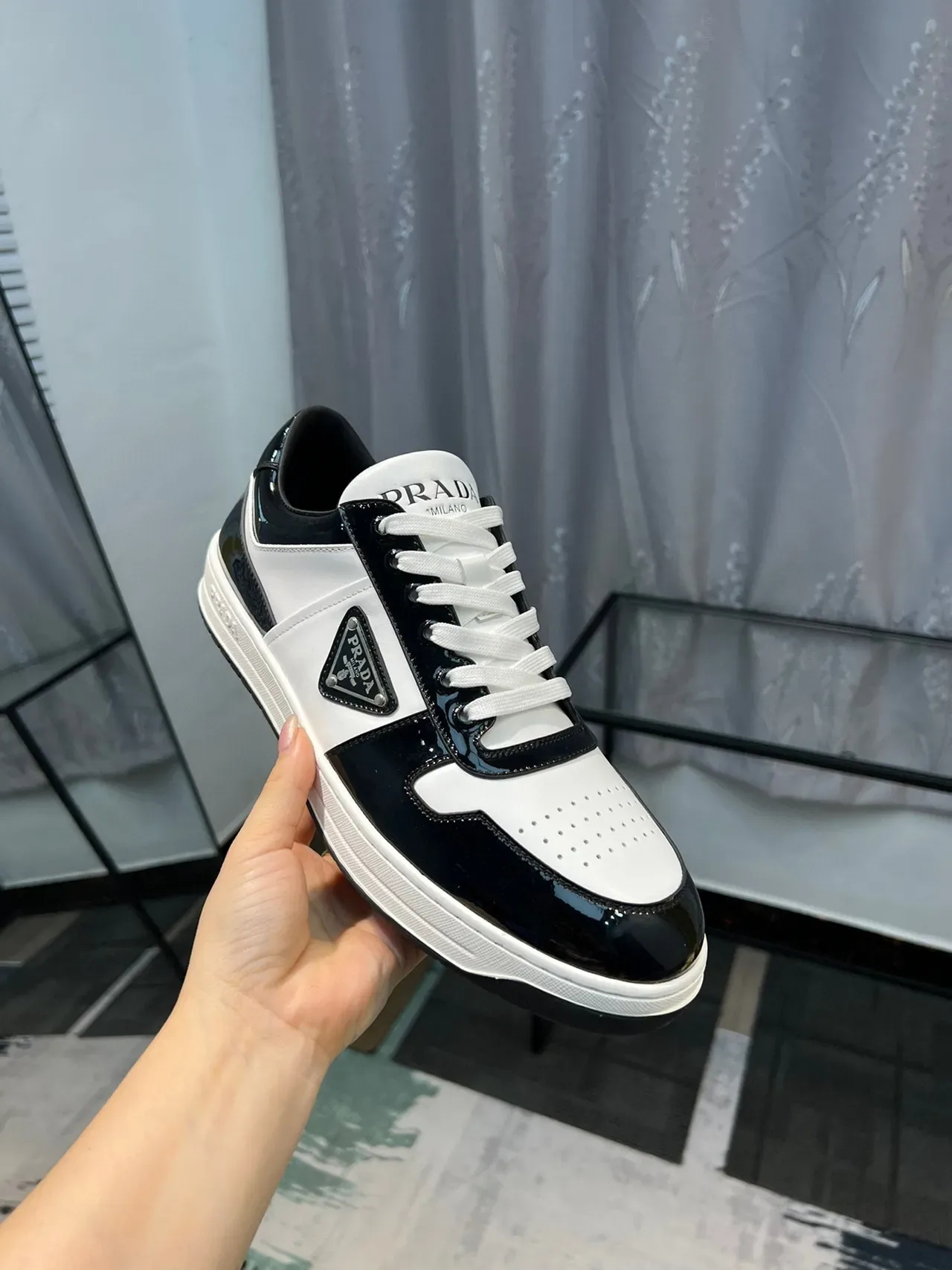 Prada أسود أبيض لامع باترنت مطفي مثقوب جلد حذاء رياضي نمط حياة 7