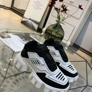 Prada Cloudbust أحذية رياضية سوداء وبيضاء سميكة