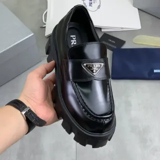 Prada Cloudbust Loafer en cuir noir à semelle lug-sole