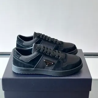 Prada Cloudbust Sneakers Lifestyle Noires Avec Panel De Daim Et Nylon Supérieur Plaque De Logo Métal Triangulaire
