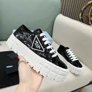 حذاء Prada Cloudbust المزين بالترتريات الأسود والأبيض للأسلوب الحياة