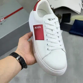Prada Cloudbust Sneakers Lifestyle Blanc et Rouge Cuir Lisse Rayures Latérales