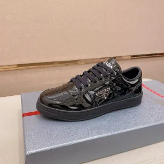 Prada Re-Edition 2005 Sneakers Lifestyle en Cuir Patenté Noir