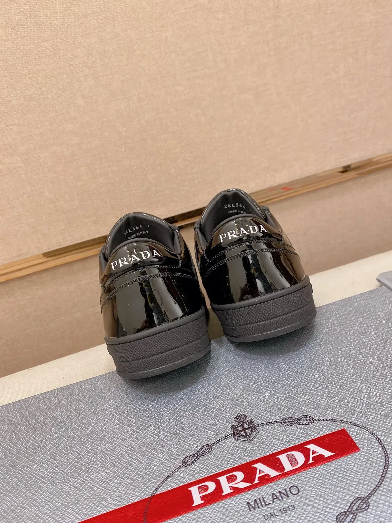 Prada Re-Edition 2005 Tênis Lifestyle de Couro Patentado Preto 4