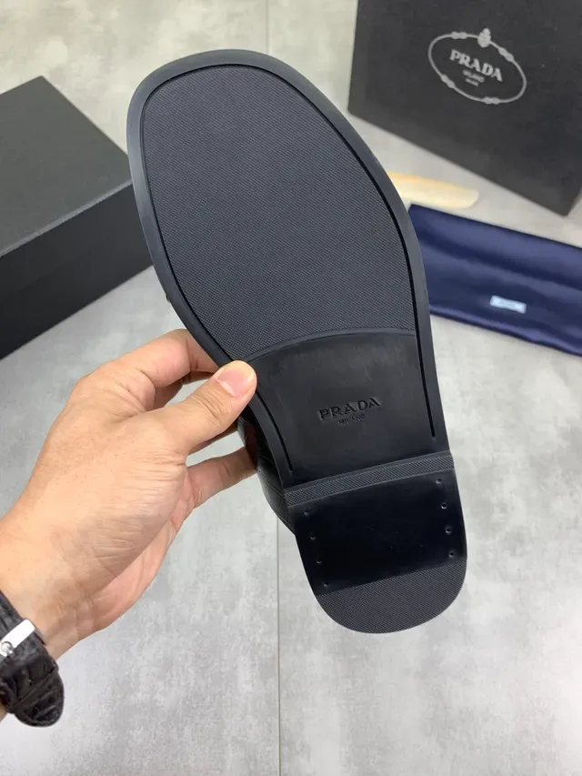 Sandalias Prada Slide Negro Marrón Cuero Embossado de Cocodrilo Correa Doble Cruzada 2
