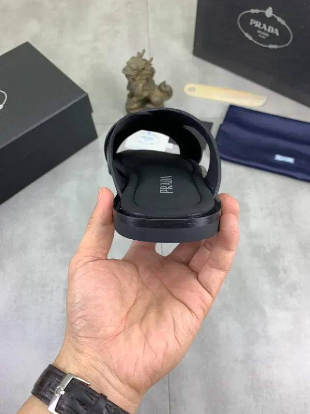 Sandalias Prada Slide Negro Marrón Cuero Embossado de Cocodrilo Correa Doble Cruzada 3