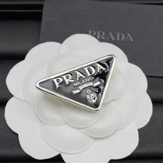 Prada ত্রিভুজ লোগো ব্রোচ কালো রূপালী ত্রিভুজাকার ইনামেল ধাতু ব্রোচ