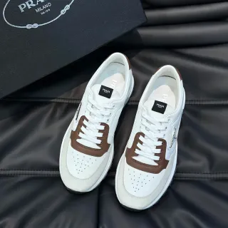 Prada حذاء رياضي أسلوبي أبيض وبني ثنائي اللون مع رأس إصبع مفتوح