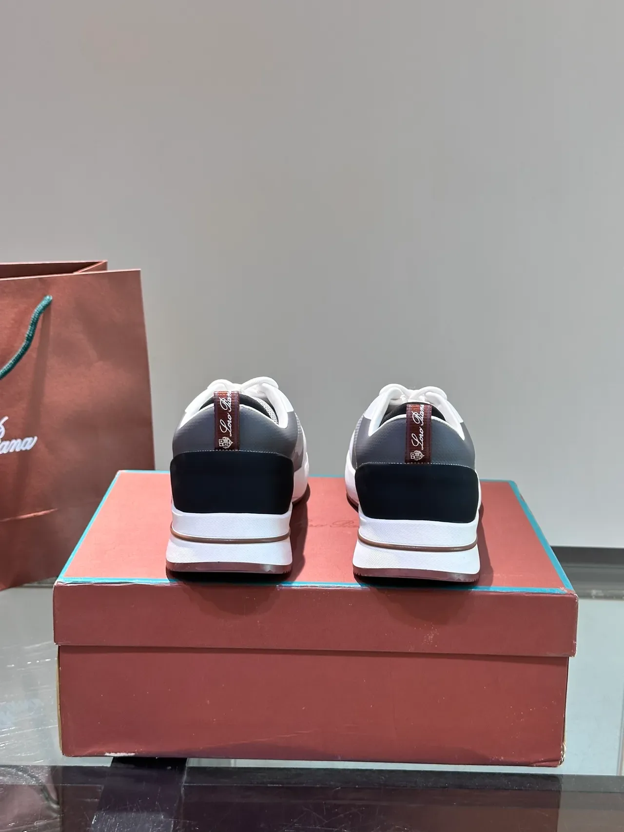 Prada أبيض رمادي شبكة متعددة الطبقات وتداخلات اصطناعية منتصف منحوت نمط حياة 2