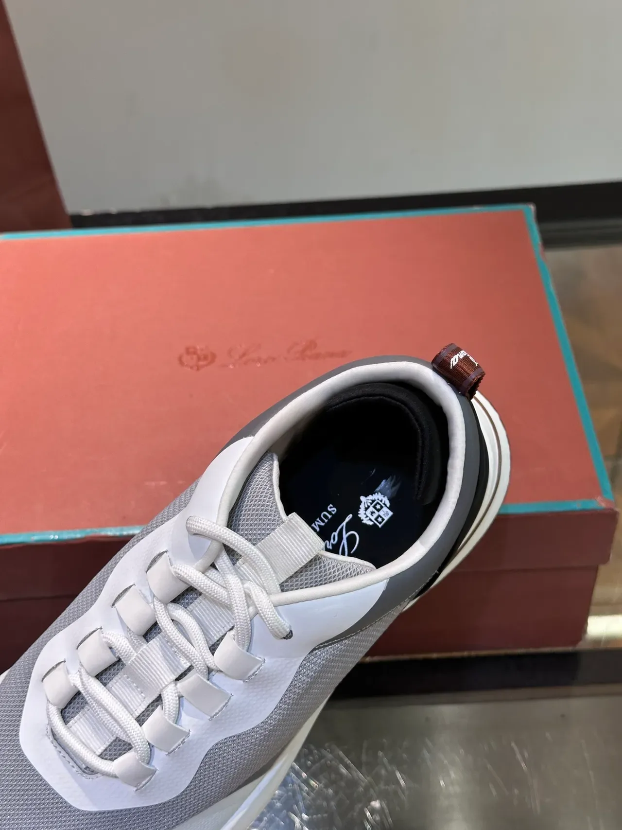 Prada أبيض رمادي شبكة متعددة الطبقات وتداخلات اصطناعية منتصف منحوت نمط حياة 3